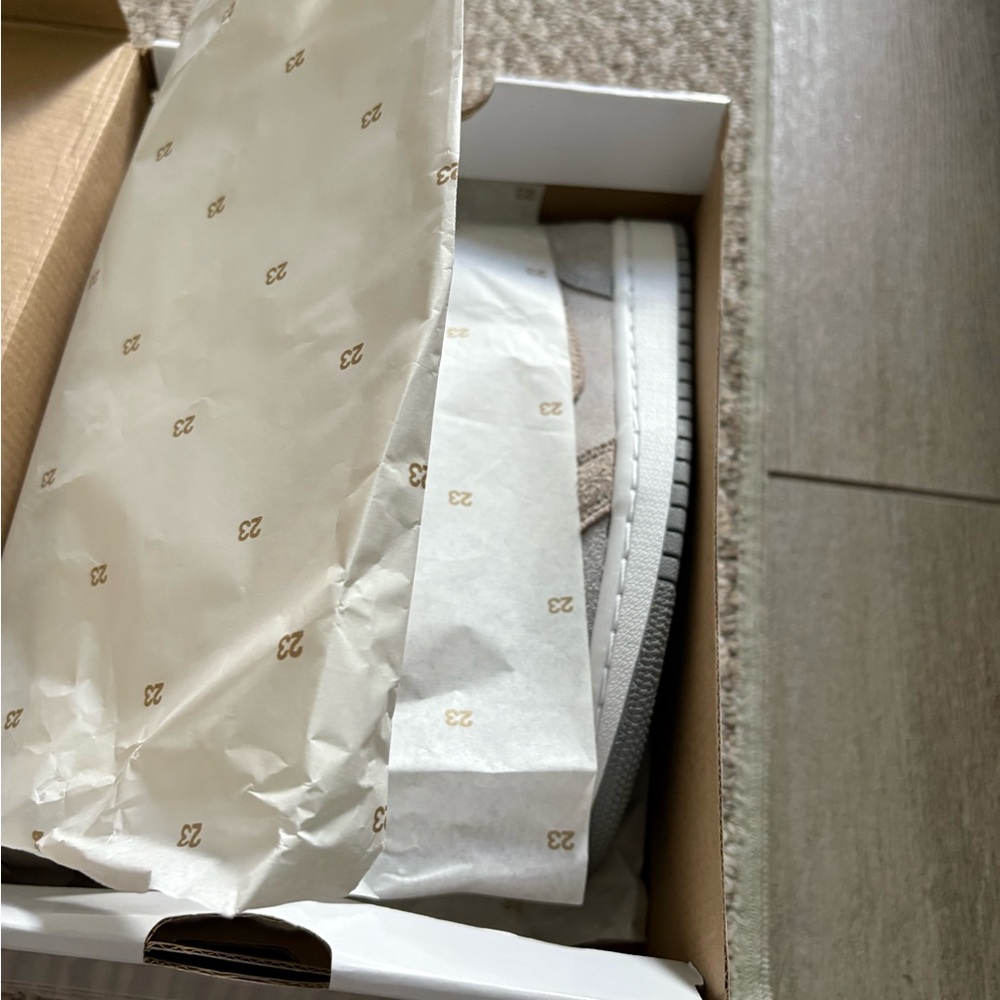 WMNS AIR JORDAN 1 MID SE 6. New W/tag - Picture 7 of 8